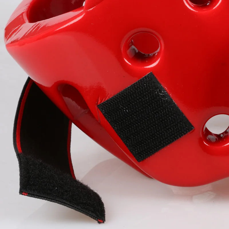 Ajustement Velcro du casque de boxe rouge pour une fixation sécurisée.