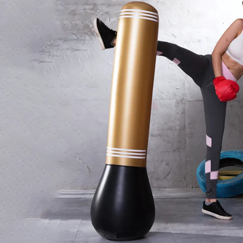 Punching ball gonflable en utilisation avec une personne en train de donner un coup de pied