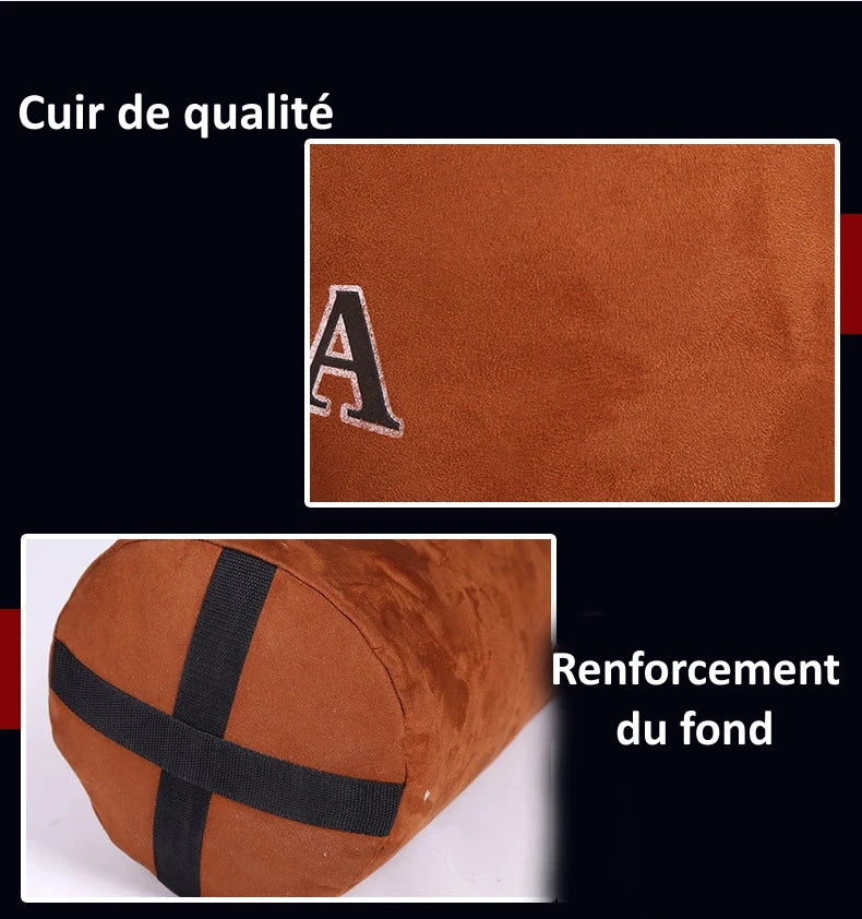 Vue de côté du bas d'un sac de frappe en cuir avec renforcement et lettres brodées.