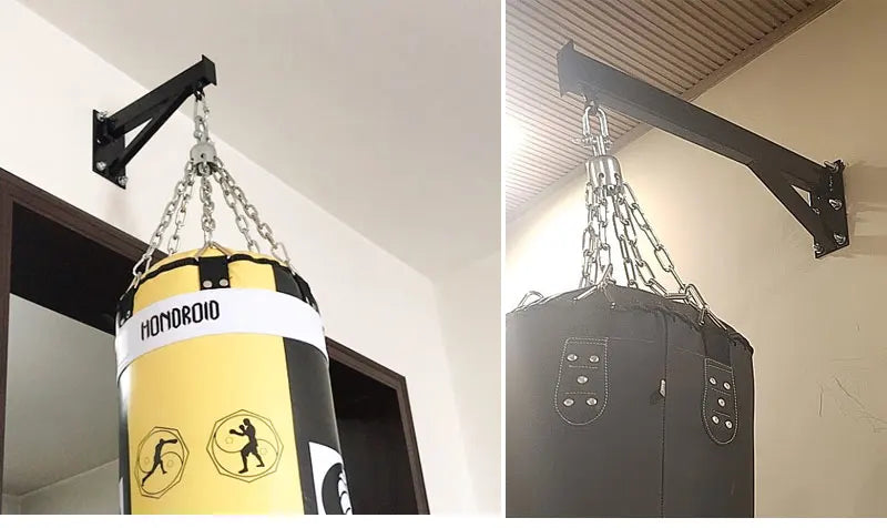 Un support de sac de frappe installé avec un sac de boxe jaune à côté d'un autre support avec un sac noir