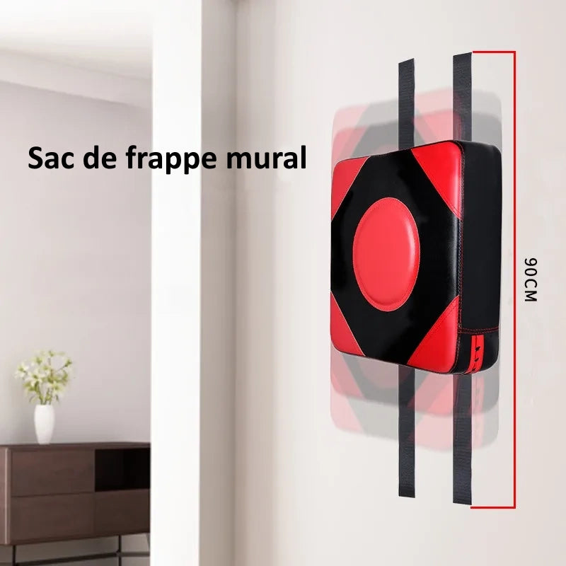 Sac de frappe mural rouge installé sur un mur