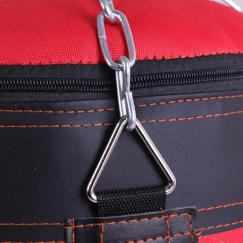 Détail de la fixation en chaîne du sac de frappe suspendu.