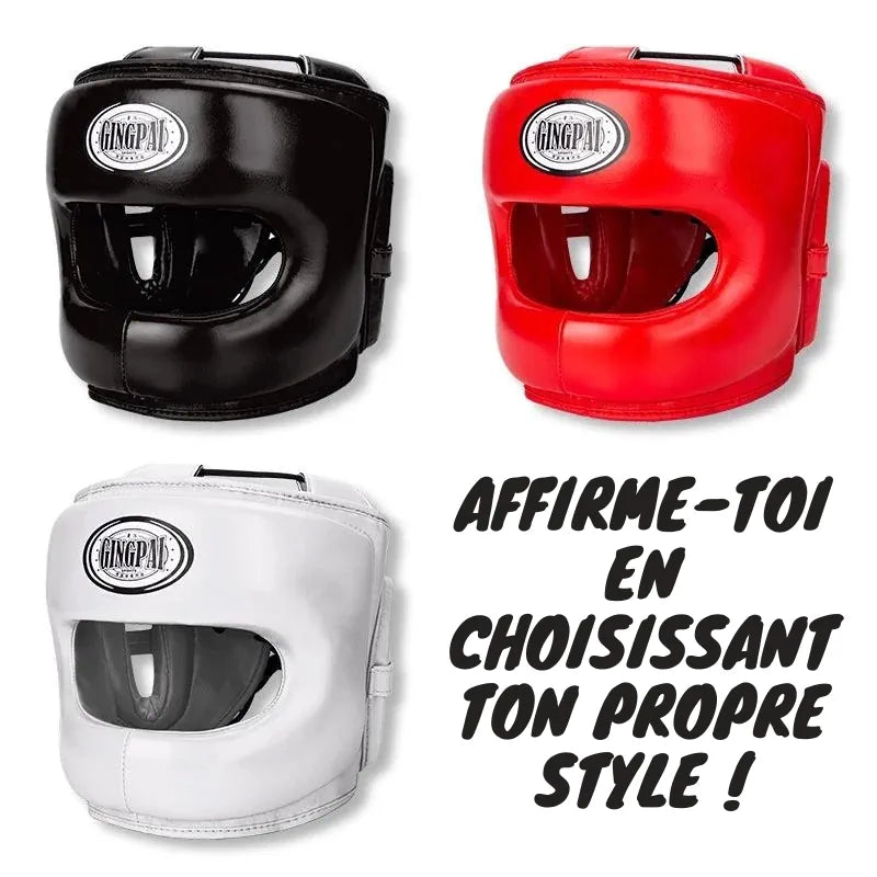 Trois casques de boxe en noir, rouge et blanc, offrant différents styles.