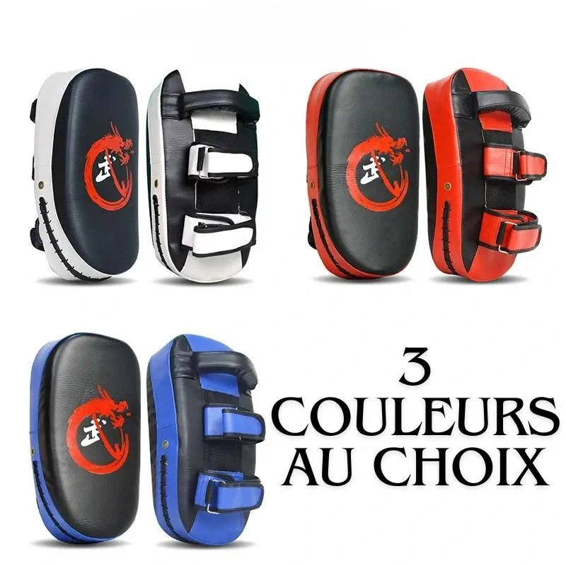 Trois modèles de paos de boxe en noir et blanc, noir et rouge, et bleu et noir.