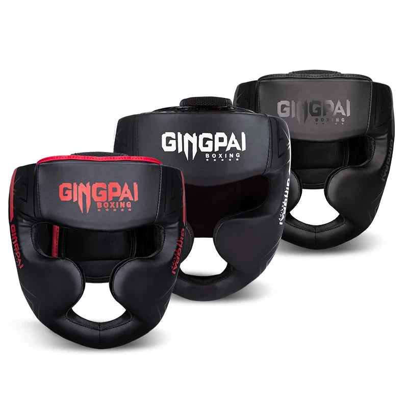 Trois casques de boxe Gingpai noirs avec différentes finitions.