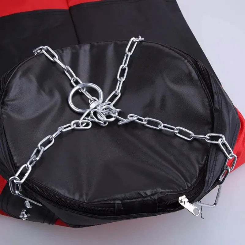 Détail de la chaîne de fixation robuste du sac de frappe suspendu.
